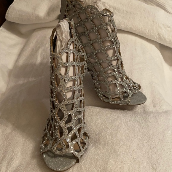 PREOWNED ONLY WORN ONCE ZIGISOHO HEELS SIZE 9 - Picture 1 of 8